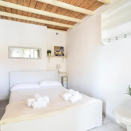 Navona With Terrace Backpackers *